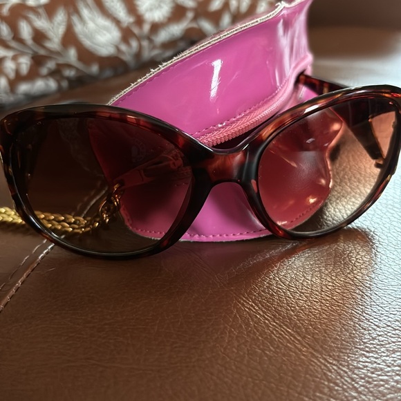 Betsey Johnson tortoiseshell heart sunglasses 🤎 - Picture 2 of 9
